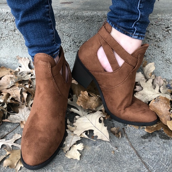 Brown buckled booties - Picture 4 of 7